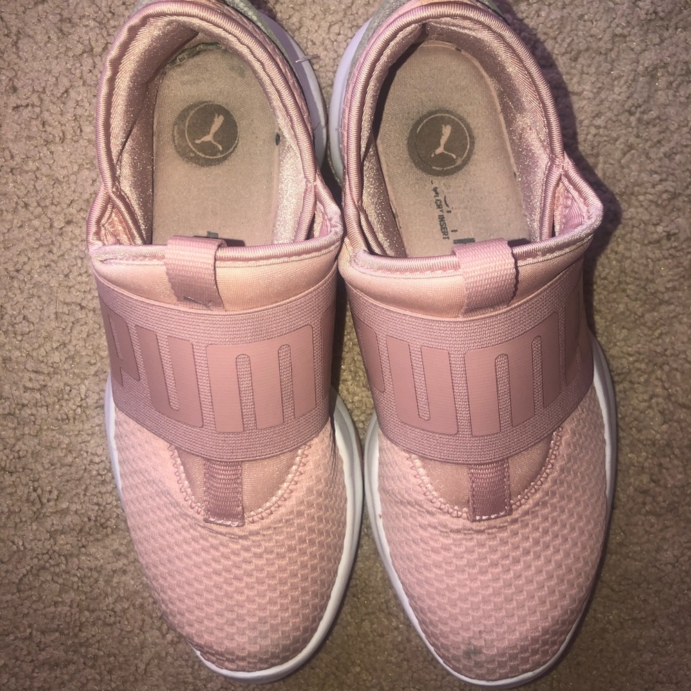 Puma lace less tennis shoes